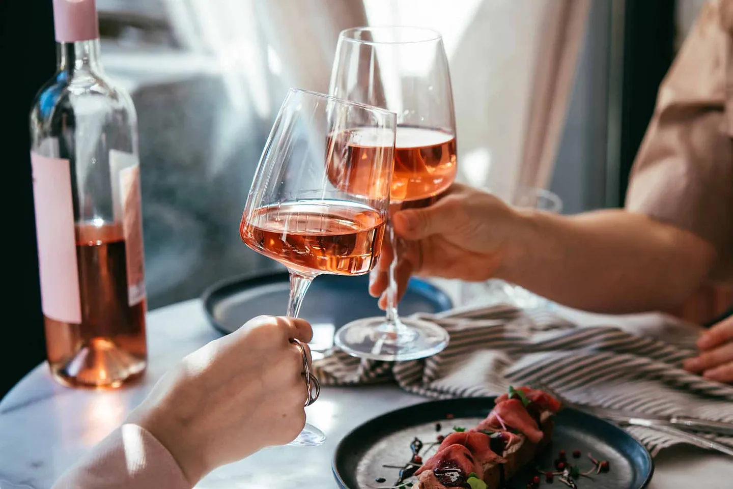 Anstoßen Wein und Rosé